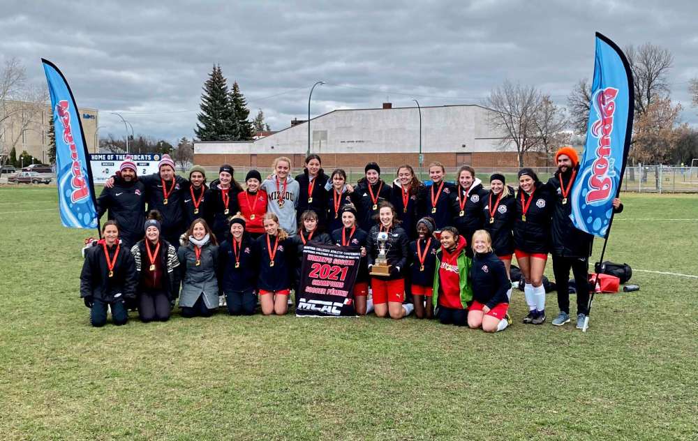 Supplied file photo courtesy of USB Athletics
The 2021 Manitoba Colleges Athletic Conference championship-winning Université de Saint-Boniface Les Rouges women’s soccer team and staff are pictured.