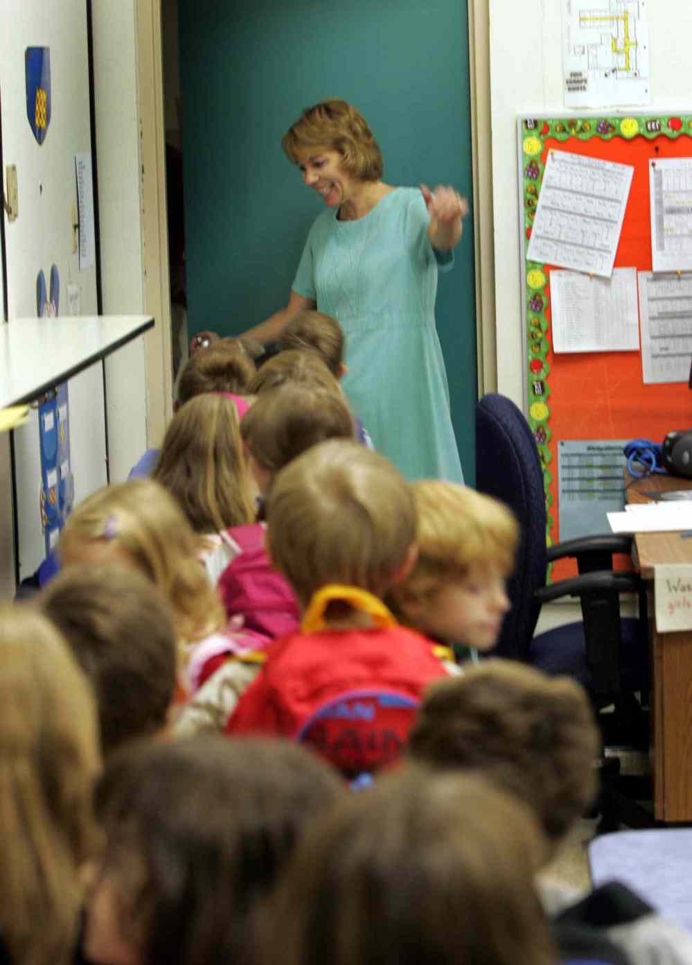 Afternoon grade one teacher Mrs. Lauranne Moir says goodbye to the class at the end of the school day. (Wayne Glowacki / Winnipeg Free Press)