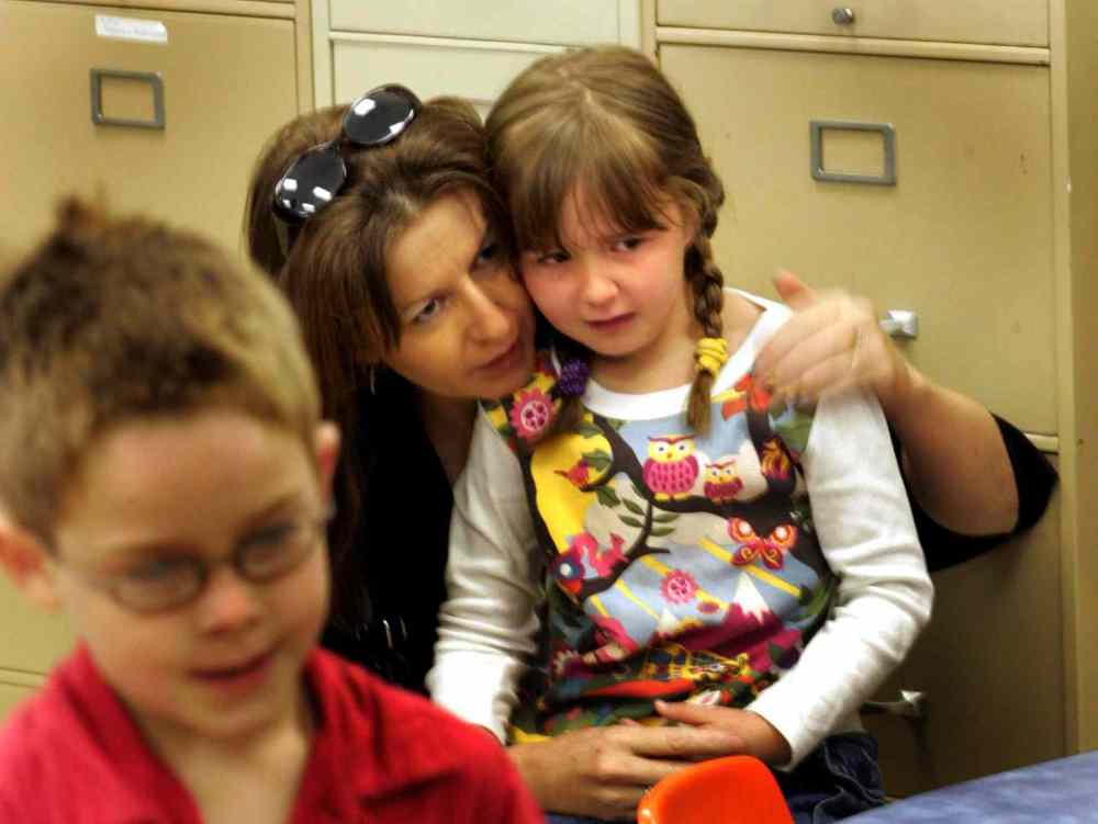 New student Sydney with her mom on her first day. (Wayne Glowacki / Winnipeg Free Press)