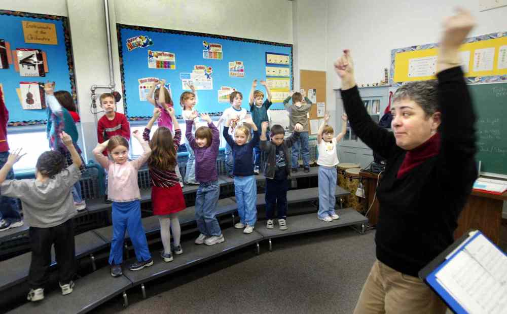 The rade one class at Windsor School rehearsing xmas songs with music teacher Lisa Kristjanson for the school's Christmas concert. (Wayne Glowacki / Winnipeg Free Press)