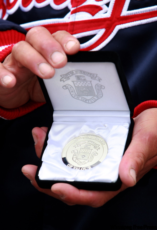 KEN GIGLIOTTI / WINNIPEG FREE PRESS
Mayor Sam Katz presented Hall with the city’s Medal of Valour Wednesday.