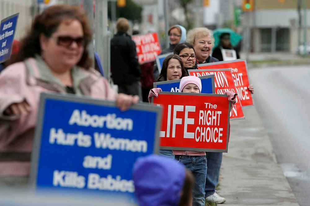 International religious anti-abortion group 40 Days for Life holds an annual campaign of picketing and prayer in front of the Women’s Hospital in Winnipeg. (Ruth Bonneville / Winnipeg Free Press files)