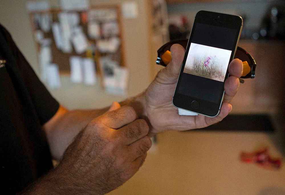 ANDREW RYAN / WINNIPEG FREE PRESS
Tom Kowalsky shows a photo of the three staples he received after being stabbed while helping police during a raid.