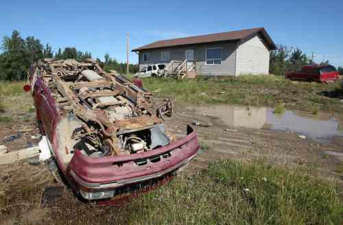 Joe Bryksa / Winnipeg Free Press
The front yard of a home on the St. Theresa Point First Nation is seen in a file photo.  It's not uncommon to have up to 18 people sharing a three-bedroom bungalow on the reserve, says Chief David McDougall.