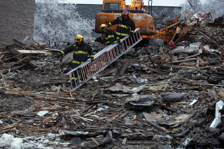 Ken Gigliotti / Winnpeg Free Press
A demolition crew sifts through the rubble.