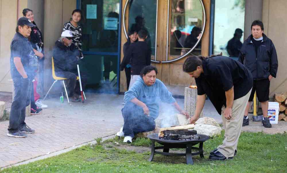 TREVOR HAGAN/WINNIPEG FREE PRESS
Patrick Hall, centre left, starts a fire with other friends and family in honour of Faron Hall at Thunderbird House Tuesday night. Hall's life is being celebrated with an all-night wake.