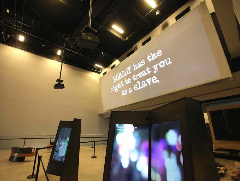 RUTH BONNEVILLE / WINNIPEG FREE PRESS
The Canadian Museum for Human Rights features primarily interactive displays, such as the indigenous beadwork instalation created by Jennine Krauchi and her mom, Jenny Meyer.