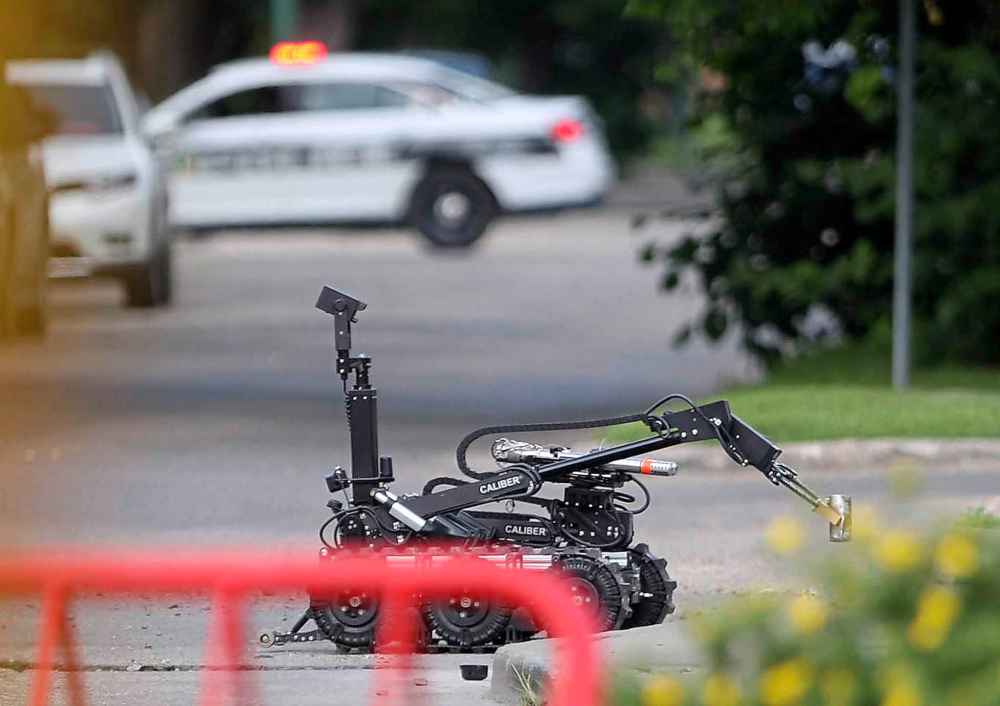Joe Bryksa / Winnipeg Free Press files
Following the bomb blast that claimed Mitousis' hand, city police responded to a string of bomb threats with a bomb robot, including a one on St. Anne's Road and Bank Avenue on July 8.