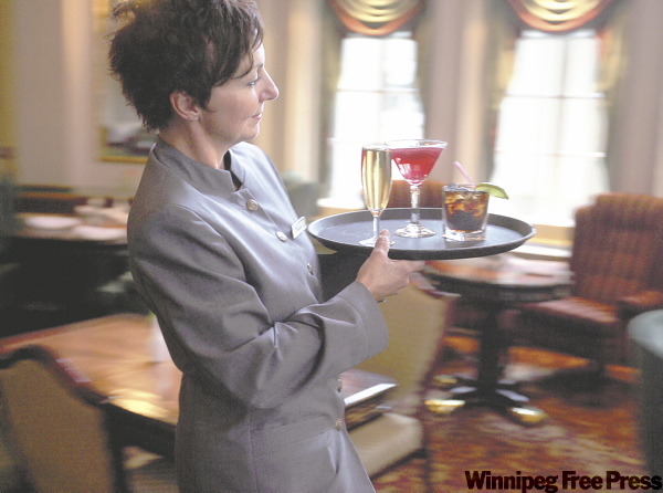 RUTH.BONNEVILLE@FREEPRESS.MB.CA
Michele Wood relies on her daytime bartending job at the Fort Garry Hotel for a steady income while pursuing a second career as a singer on the side.