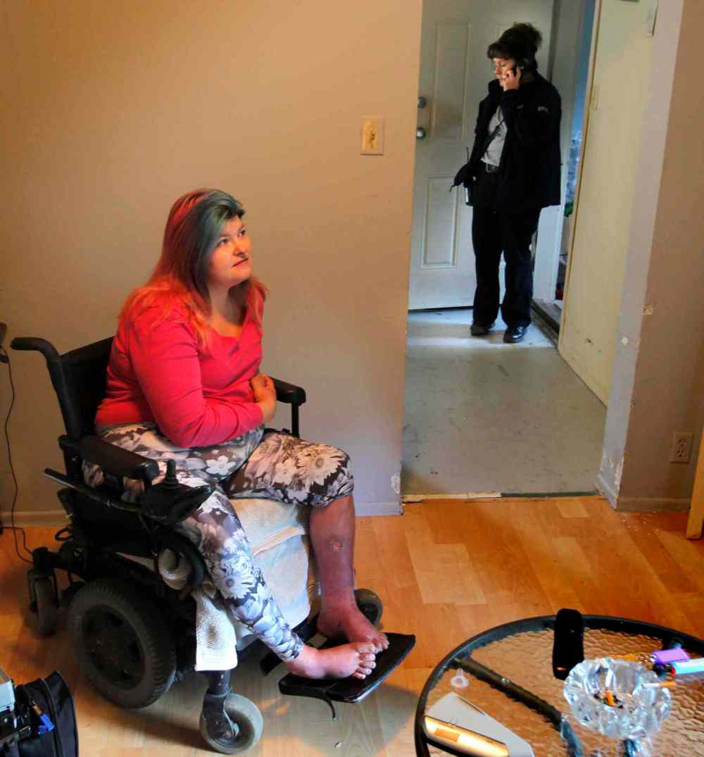 BORIS MINKEVICH / WINNIPEG FREE PRESS
EPIC team member Karen Martin talks to the doctor after she photographed Tammy's leg.