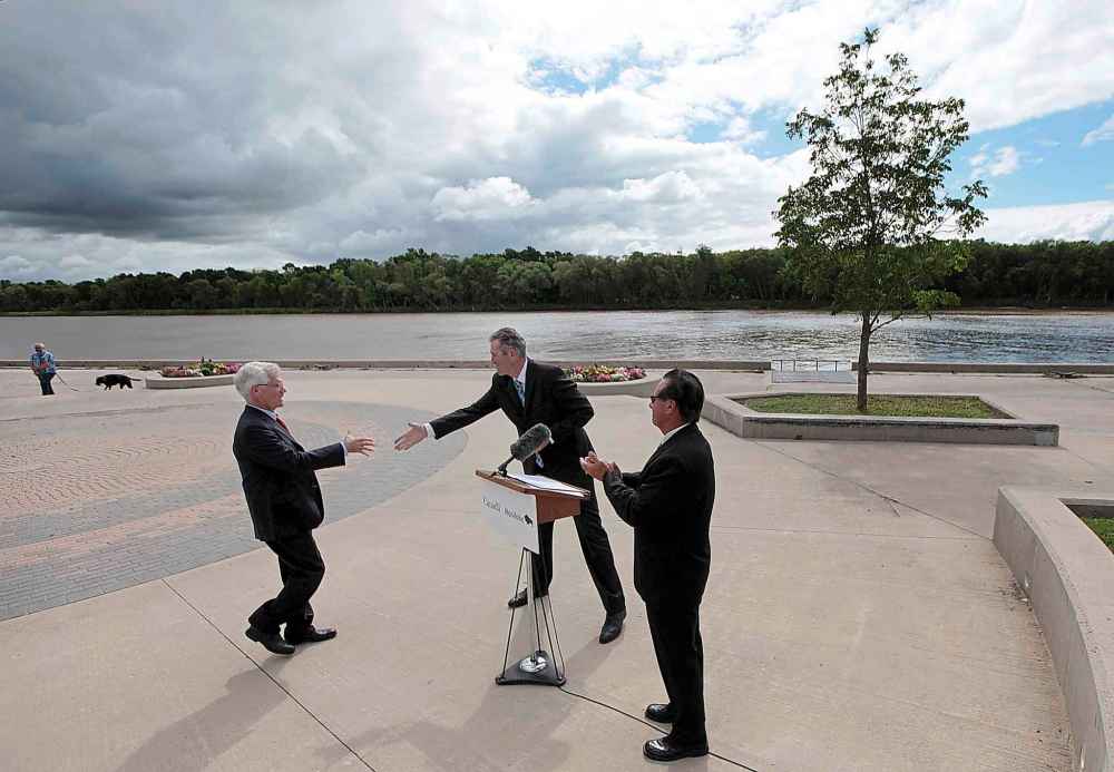 PHIL HOSSACK / WINNIPEG FREE PRESS FILES
Bridge over troubled waters: Back in 2016, Selkirk Mayor Larry Johannson applauds as Federal Minister Jim Carr and Premier Brian Pallister shake hands to begin a joint endeavor to improve water quality in the Lake Winnipeg Watershed.