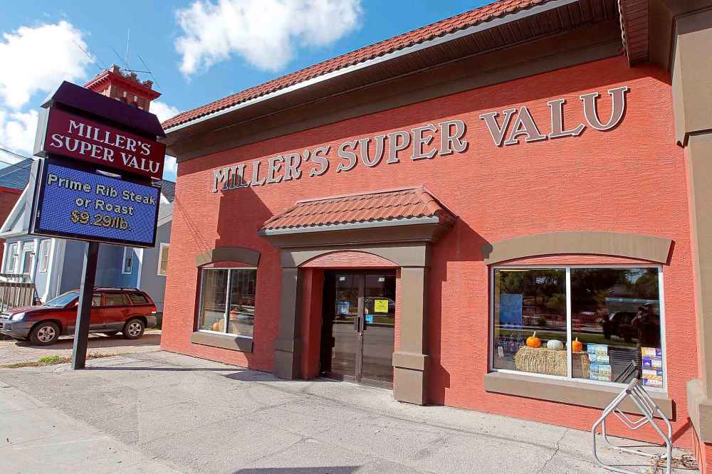 Miller's Super Valu Meats expanded into the old theatre next door in 2003. (Boris Minkevich / Winnipeg Free Press files)