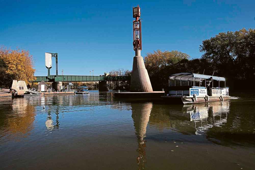 A Splash Dash boat makes its way around The Forks harbour. The guided river tours run from noon to sunset until the Thanksgiving long weekend. (Ruth Bonneville / Winnipeg Free Press files)