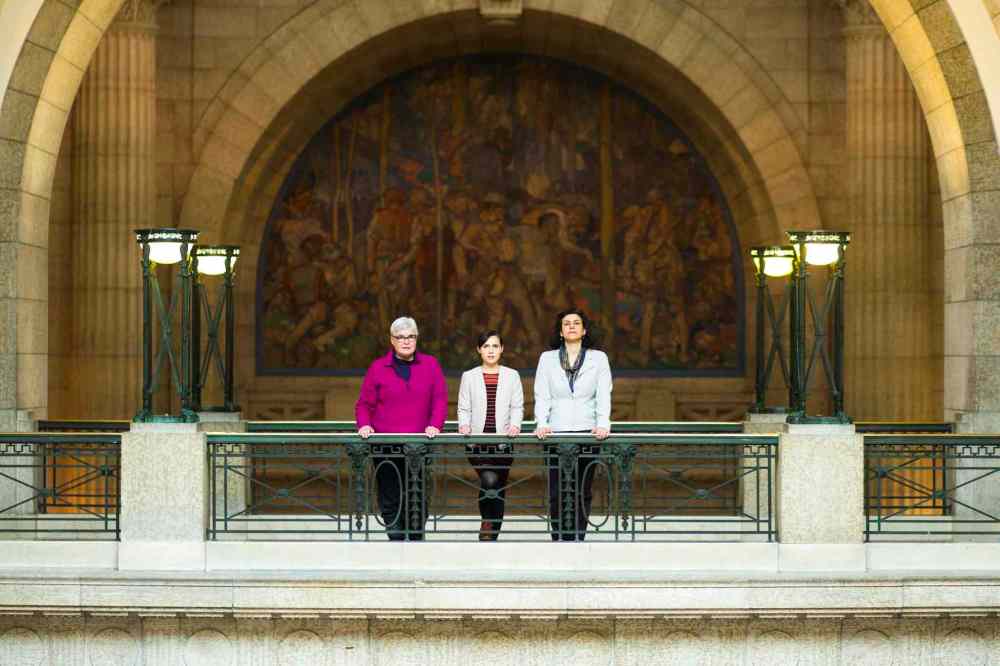 Mikaela MacKenzie / Winnipeg Fre
MIKAELA MACKENZIE / WINNIPEG FREE
Former NDP and independent MLA Christine Melnick (left), current Liberal MLA Cindy Lamoureux, and former NDP MLA Marianne Cerilli pose for a group portrait at the legislature in Winnipeg, Manitoba on Thursday, March 1, 2018.
180301 - Thursday, March 01, 2018.