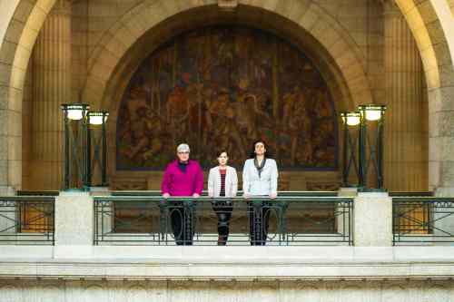 Mikaela MacKenzie / Winnipeg Fre
MIKAELA MACKENZIE / WINNIPEG FREE 
Former NDP and independent MLA Christine Melnick (left), current Liberal MLA Cindy Lamoureux, and former NDP MLA Marianne Cerilli pose for a group portrait at the legislature in Winnipeg, Manitoba on Thursday, March 1, 2018.
180301 - Thursday, March 01, 2018.