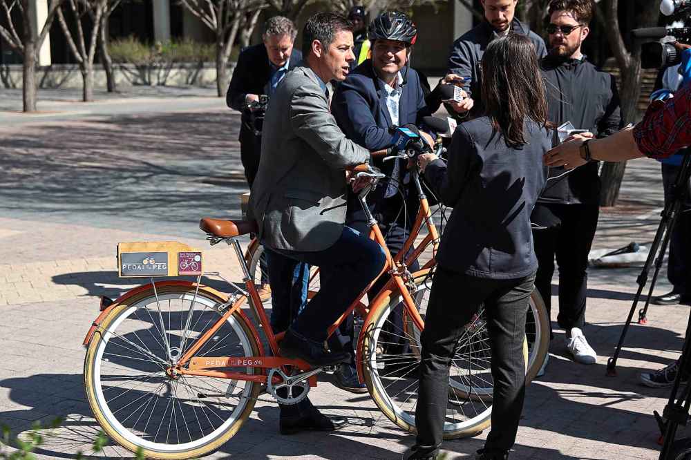MIKE DEAL / WINNIPEG FREE PRESS
Mayor Brian Bowman and Downtown Winnipeg BIZ CEO, Stefano Grande announce details for the Pedal in the Peg bike share program in front of City Hall Wednesday morning.