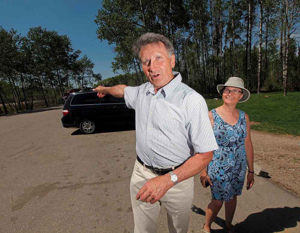 PHIL HOSSACK / WINNIPEG FREE PRESS
Wayne Lovenuk gestures to a transport truck pulling into the Pinegrove Rest Stop parking lot Tuesday afternoon.