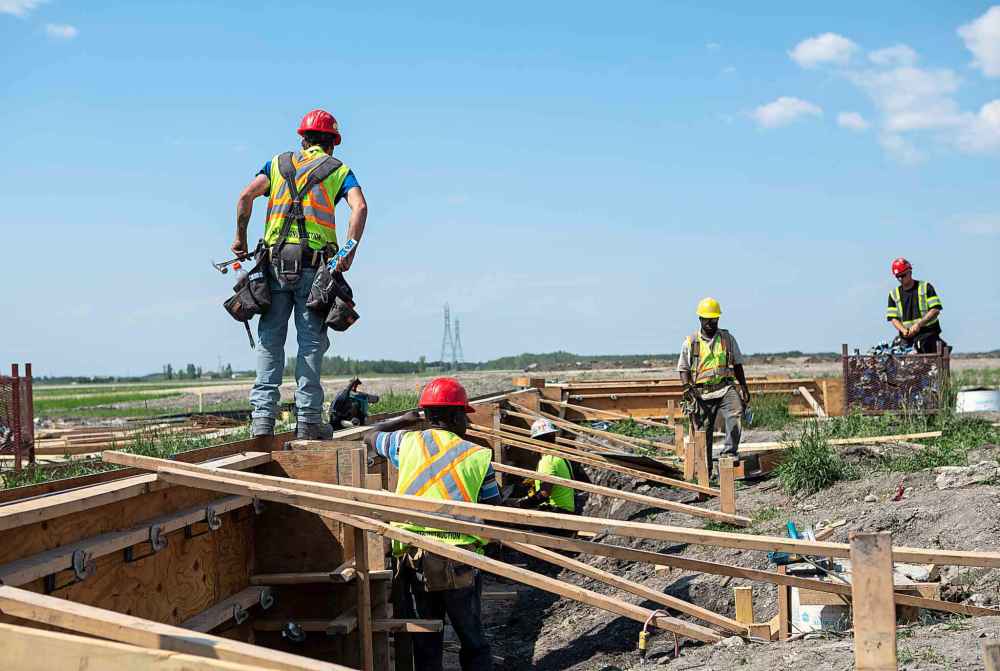 ANDREW RYAN / WINNIPEG FREE PRESS
Construction workers work on the main rink of the RTC building which will be 95,000 square feet.