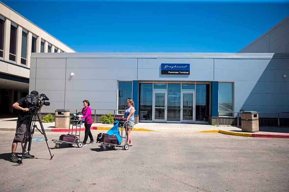 MIKAELA MACKENZIE / WINNIPEG FREE PRESS
Barbara Pawluck (left) and Wynter Payjack (12), who came from Prince George by air, headed for Neepawa via a Greyhound bus.