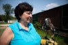 ANDREW RYAN / WINNIPEG FREE PRESS
Judy Robertson, former president of the Wildlife Haven and Rehabilitation Centre, holds Avro, the one-eyed rescue falcon and an 