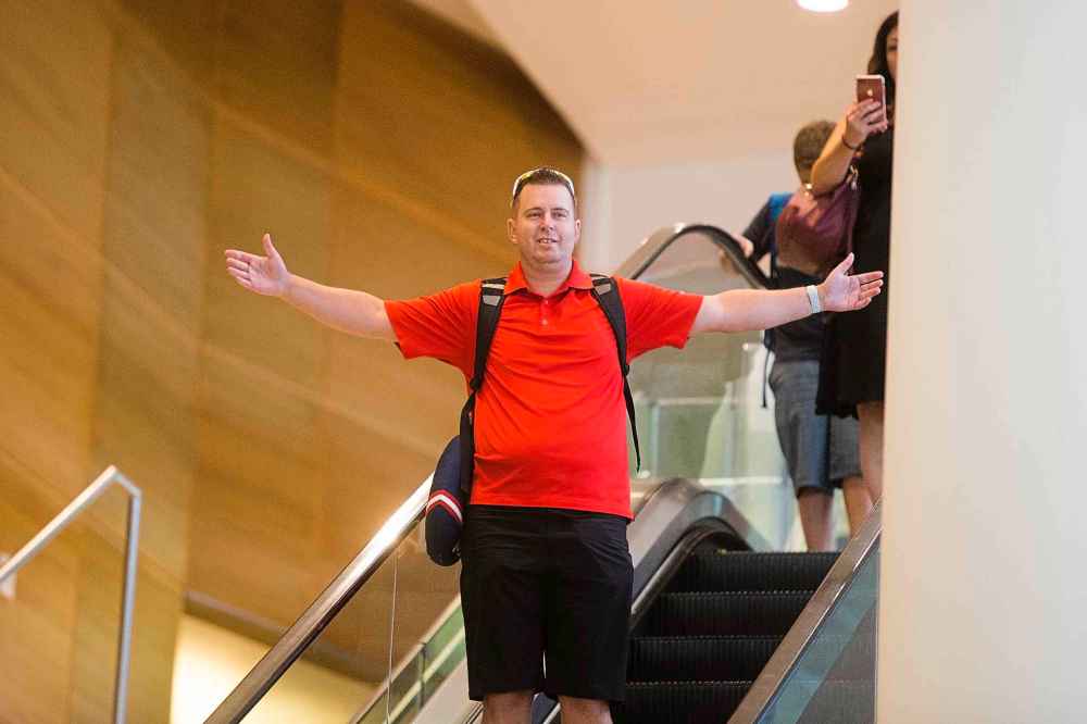 MIKAELA MACKENZIE / WINNIPEG FREE PRESS
Jamie Benzelock waves to his stem cell donor, Marco Kiunka, for the first time at the airport in Winnipeg on Thursday.