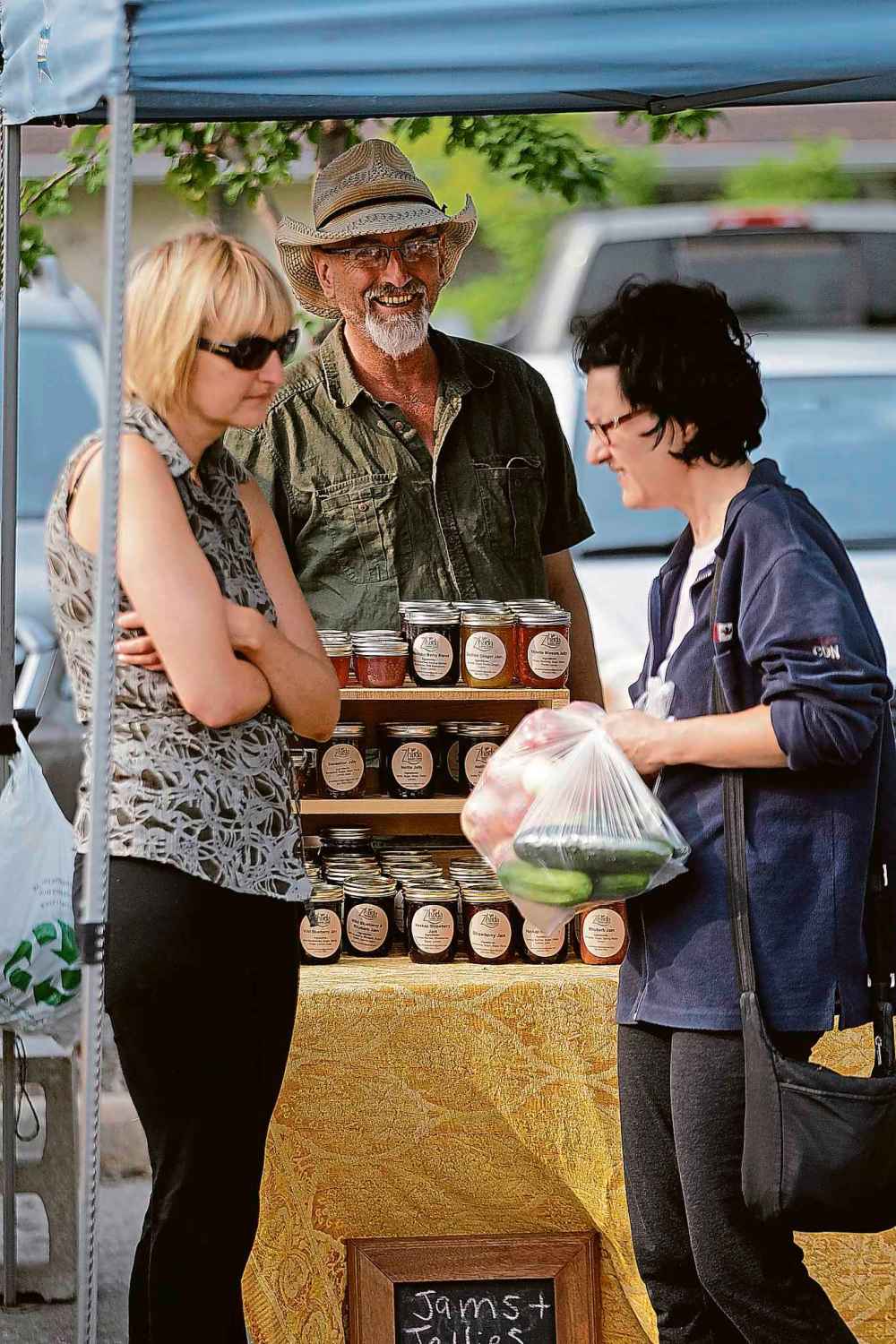 PHIL HOSSACK / WINNIPEG FREE PRESS 
Dean Wall sells his sweet Zhoda family farm preserves at the Bronx Park Farmer's Market.