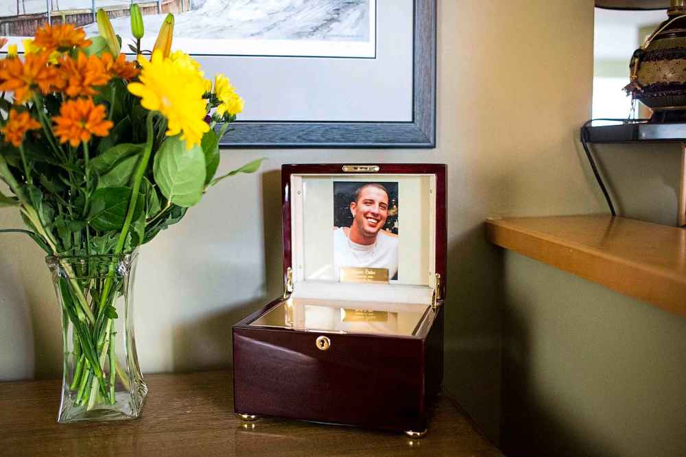MIKAELA MACKENZIE / WINNIPEG FREE PRESS
Bruce's urn sits in the Oake family home.