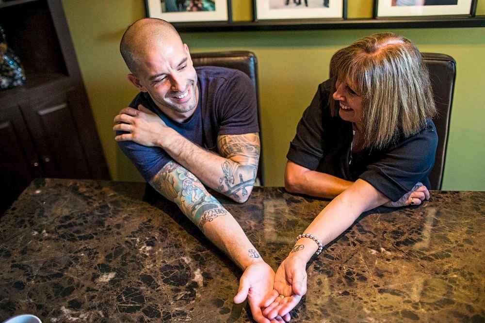 MIKAELA MACKENZIE / WINNIPEG FREE PRESS
Darcy (left) and Anne Oake show their matching tattoos in memory of Bruce.