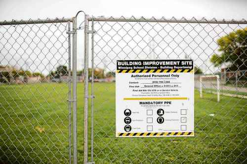 MIKAELA MACKENZIE / WINNIPEG FREE PRESS
The field is fenced off from the concrete play area after the field was found to have more than 1,000 mg/g lead levels in some parts at Weston School.