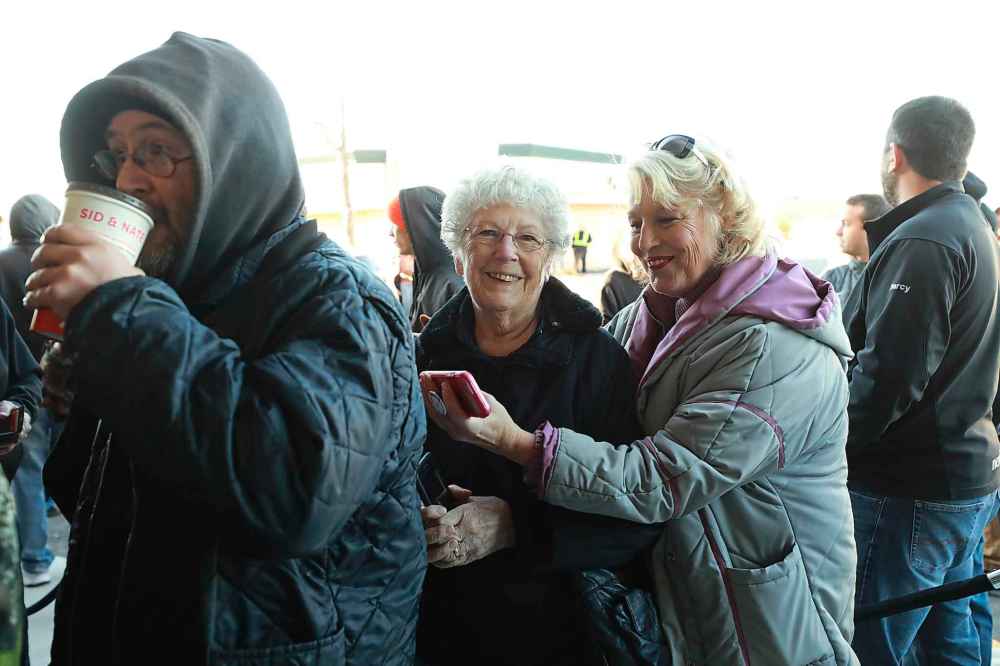 RUTH BONNEVILLE / WINNIPEG FREE PRESS FILES
Delta 9 Cannabis customers line up to enter the store last year.