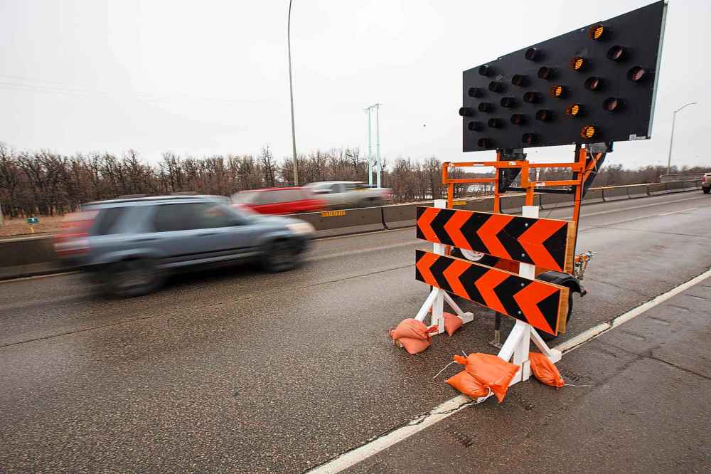 MIKE DEAL / WINNIPEG FREE PRESS
The westbound curb lane of the Red River Bridge along the South Perimeter is closed for repairs.