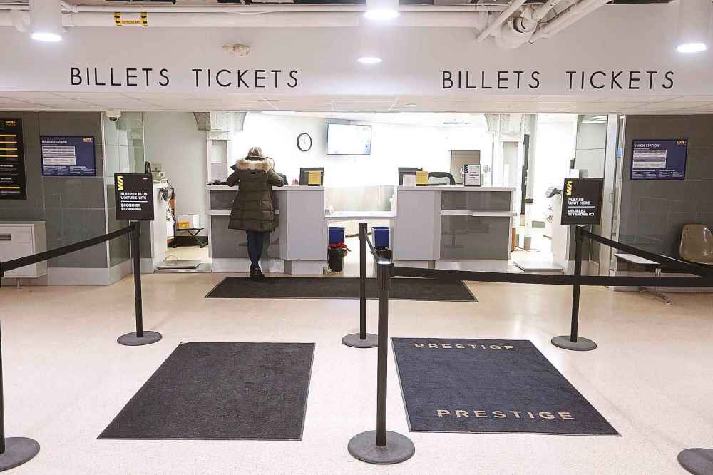 JOHN WOODS / WINNIPEG FREE PRESS
A woman buys a ticket for the first train to Churchill in 18 months Sunday, December 2, 2018.