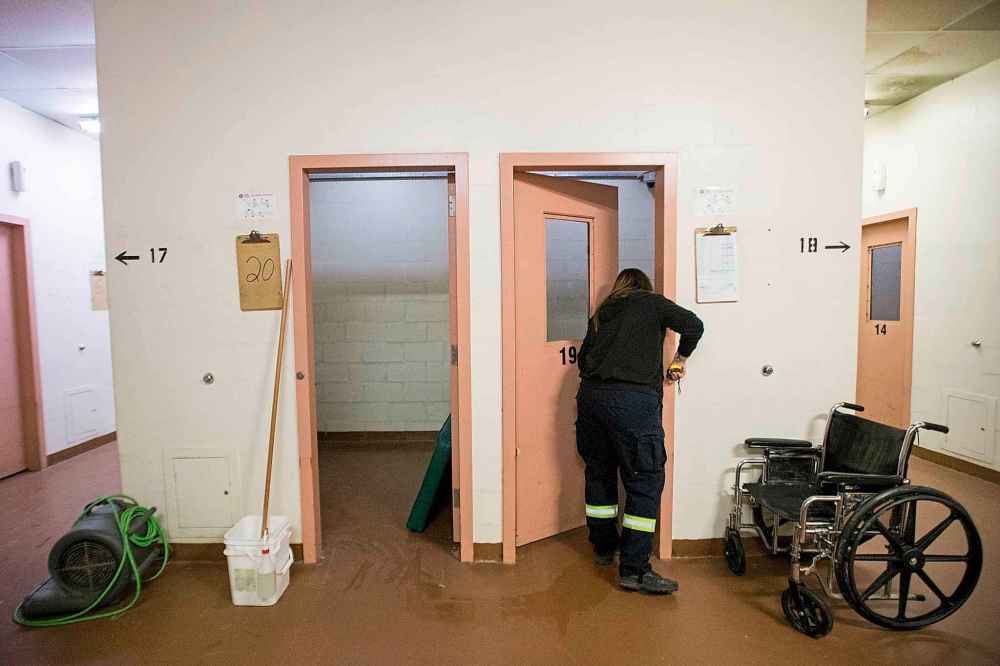MIKAELA MACKENZIE / WINNIPEG FREE PRESS
Paramedic Christy Beazley checks a cell at the holding centre for intoxicated persons at the Main Street Project.