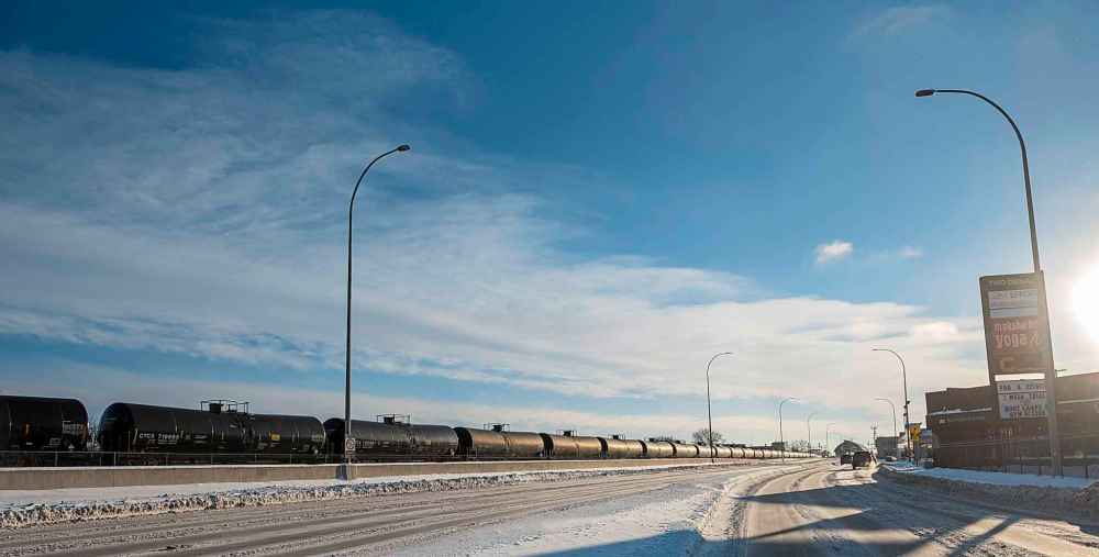 DAVID LIPNOWSKI / WINNIPEG FREE PRESS
Oil tank train cars along Donald Street.