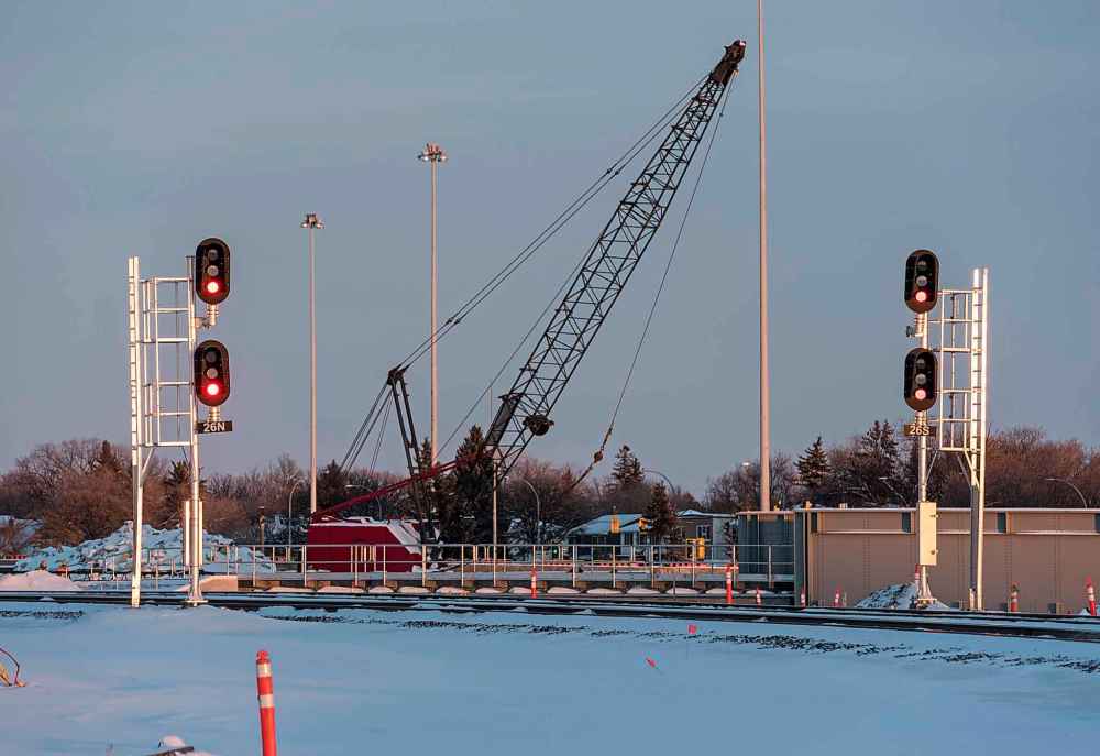 DAVID LIPNOWSKI / WINNIPEG FREE PRESS
A train signal near the Jubilee overpass.