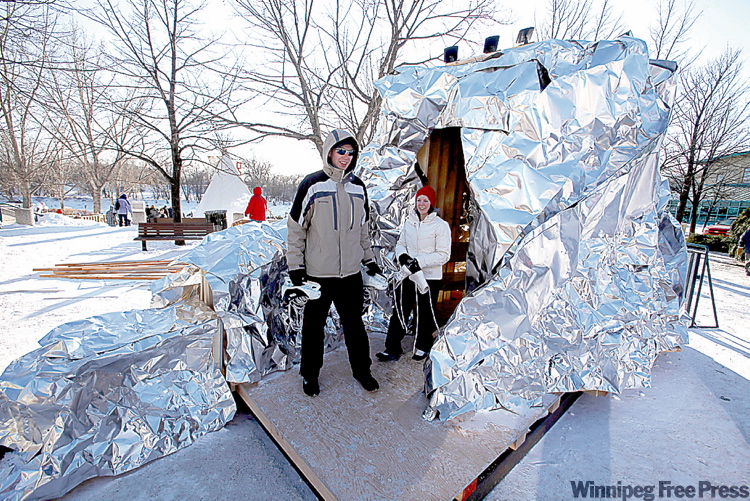BORIS MINKEVICH / WINNIPEG FREE
BORIS.MINKEVICH@FREEPRESS.MB.CA
Tannis Broda and Josh Braaksma check out a warming hut called Apparition.