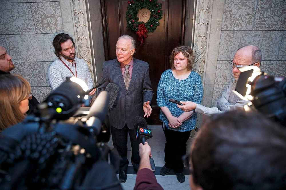 MIKE DEAL / WINNIPEG FREE PRESS
Liberal MLA Jon Gerrard with Kathryn Braun, daughter of 80-year-old George Myer, who spent 60 hours waiting in Seven Oaks Emergency after Christmas.