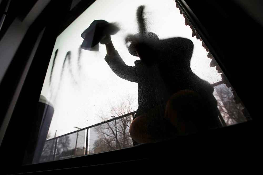 JOHN WOODS / WINNIPEG FREE PRESS
Maxim Berent, an owner of a Corydon Avenue cafe and who does not want to be identified in photograph, tries to clean anti-Semitic graffiti off his business window in Winnipeg Sunday, Feb. 3, 2019.