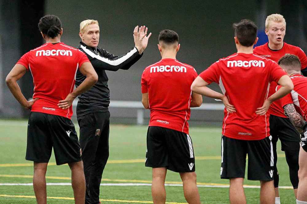 Head coach Rob Gale hopes teammates quickly build camaraderie. (John Woods / Winnipeg Free Press)
