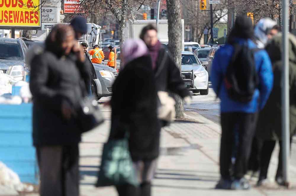 TREVOR HAGAN/ WINNIPEG PRESS
Winnipeg Police keep watch in their cruiser as members of the Winnipeg Muslim community leave Winnipeg Central Mosque after prayers Friday afternoon, Friday, March 15, 2019.