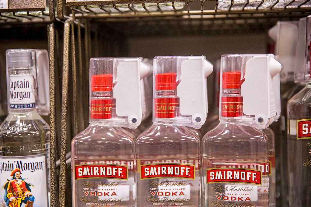 MIKAELA MACKENZIE / WINNIPEG FREE PRESS
Bottle locks, an example of the new theft prevention measures, at seen the St. James Superstore Liquor Mart in Winnipeg.