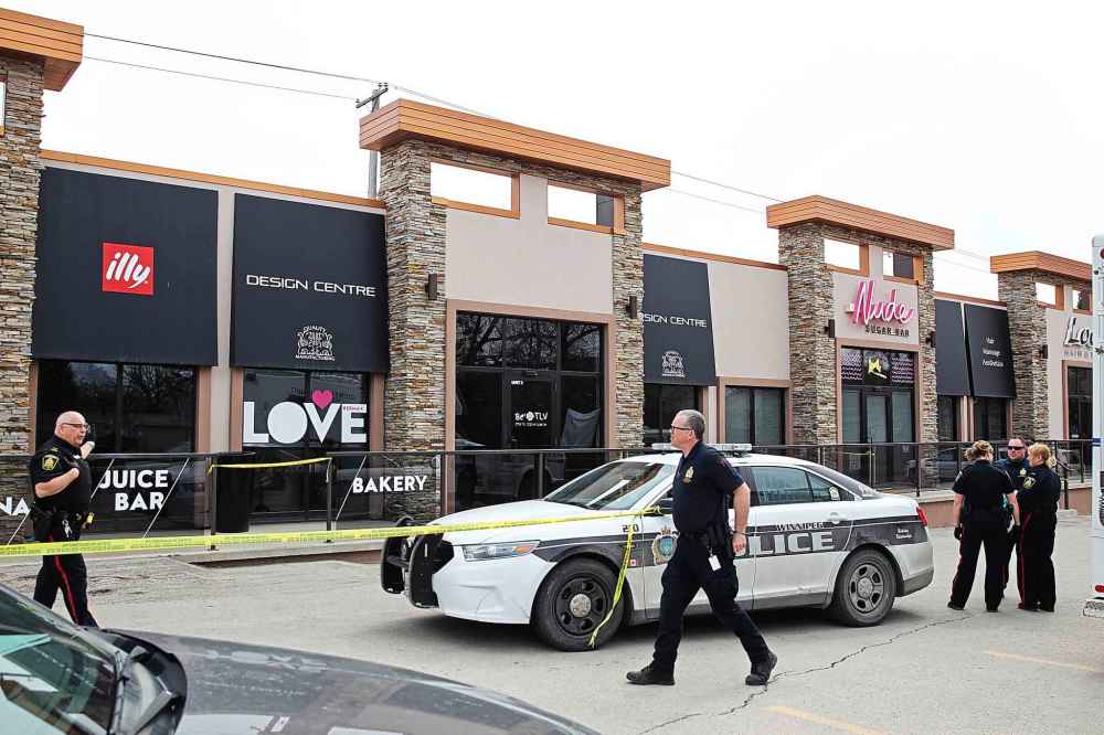 MIKE DEAL / WINNIPEG FREE PRESS
Winnipeg Police at BerMax Caffé and Bistro Friday afternoon.