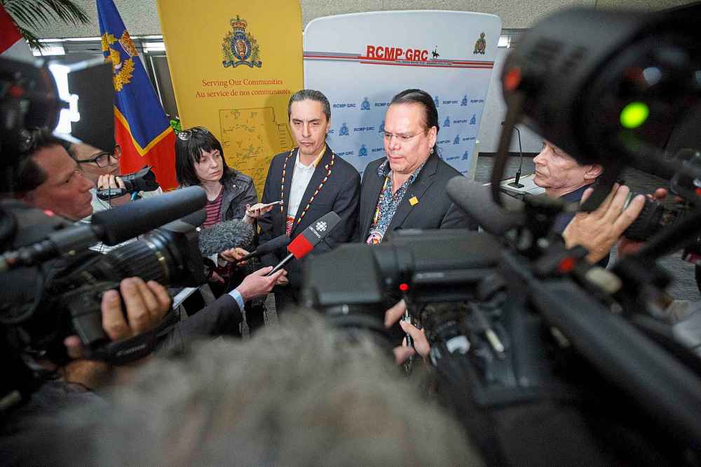 MIKE DEAL / WINNIPEG FREE PRESS
Assembly of Manitoba Chiefs, Grand Chief Arlen Dumas (left), and Manitoba Keewatinowi Okimakanak Grand Chief Garrison Settee (right) speak to media Thursday.