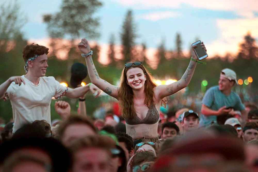 PHIL HOSSACK / WINNIPEG FREE PRESS
Dancers got a leg up on the shoulders of friends in front of the main stage in the 'Dance Area
