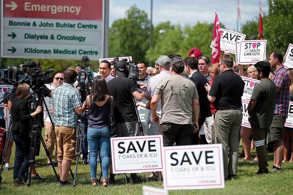 JOHN WOODS / WINNIPEG FREE PRESS
Wab Kinew and supporters talk to media about the transition of Seven Oaks Emergency to an Urgent Care Centre on Sunday.
