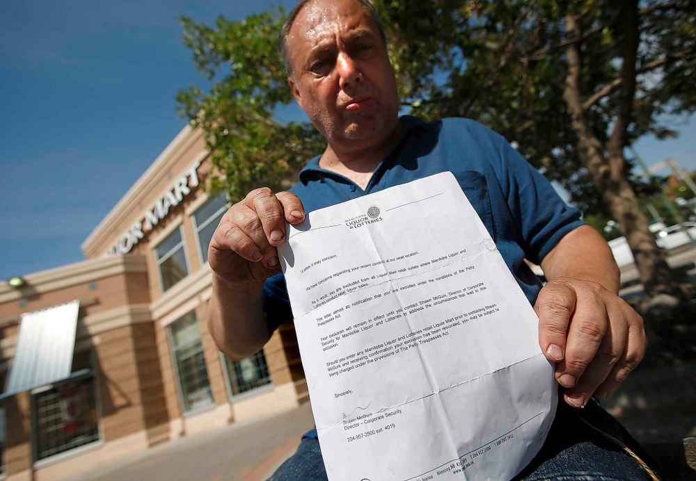 JOHN WOODS / WINNIPEG FREE PRESS
Clark Searle holds a form letter barring him from all liquor stores.