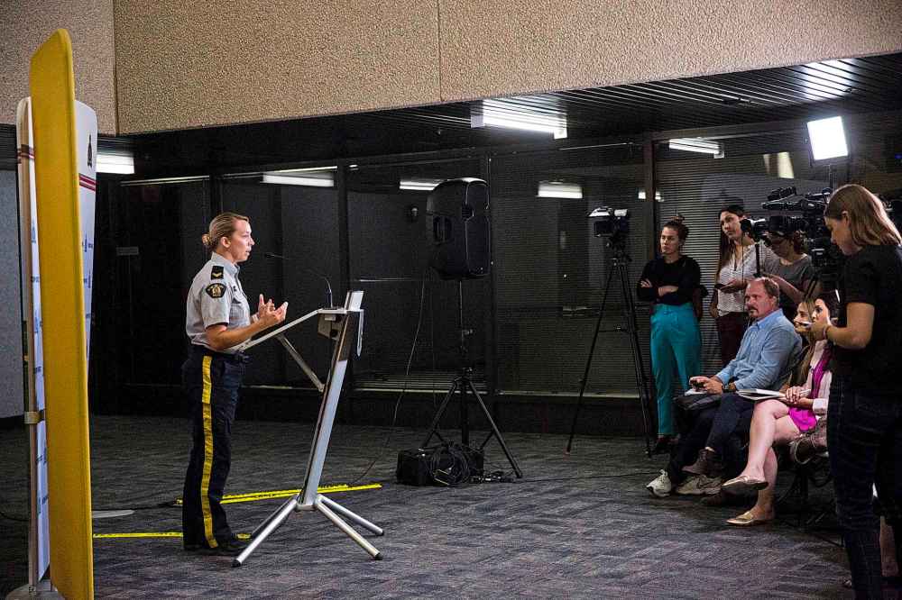 MIKAELA MACKENZIE / WINNIPEG FREE PRESS
Cpl. Julie Courchaine speaks to the media regarding the ongoing search for suspects near York Landing,