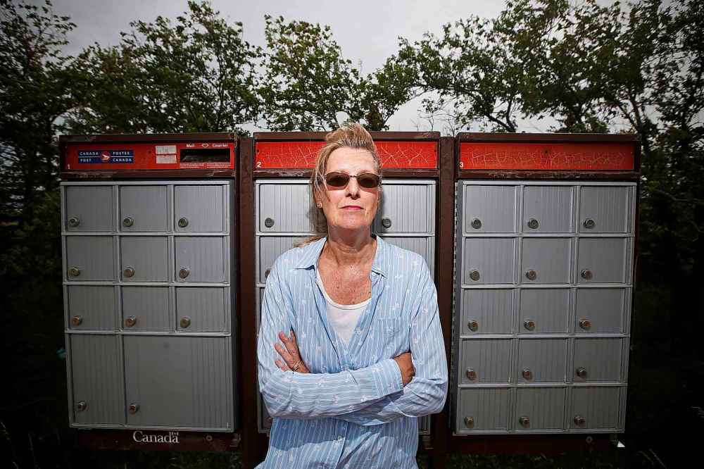 JOHN WOODS / WINNIPEG FREE PRESS
JOHN WOODS / WINNIPEG FREE PRESS
Colleen Baldwin is photographed at her rural mailbox just outside Winnipeg in the RM of Springfield Monday, August 26, 2019. Baldwin hasn’t received mail for 2 weeks.
Reporter: Tessa