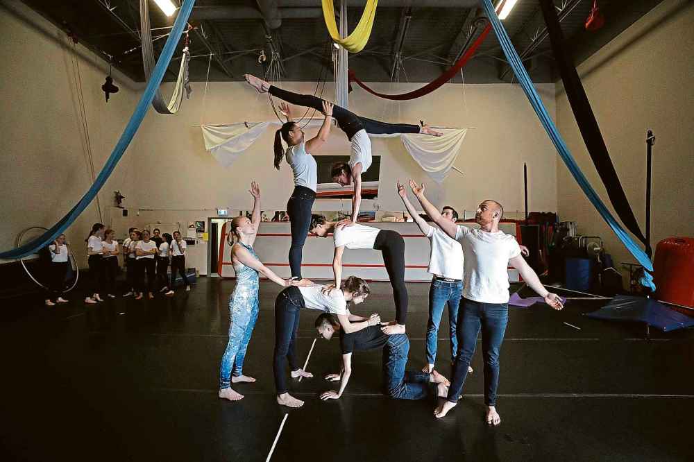 Momentum performances blend acrobatic movements with theatre and storytelling. (Ruth Bonneville / Winnipeg Free Press)