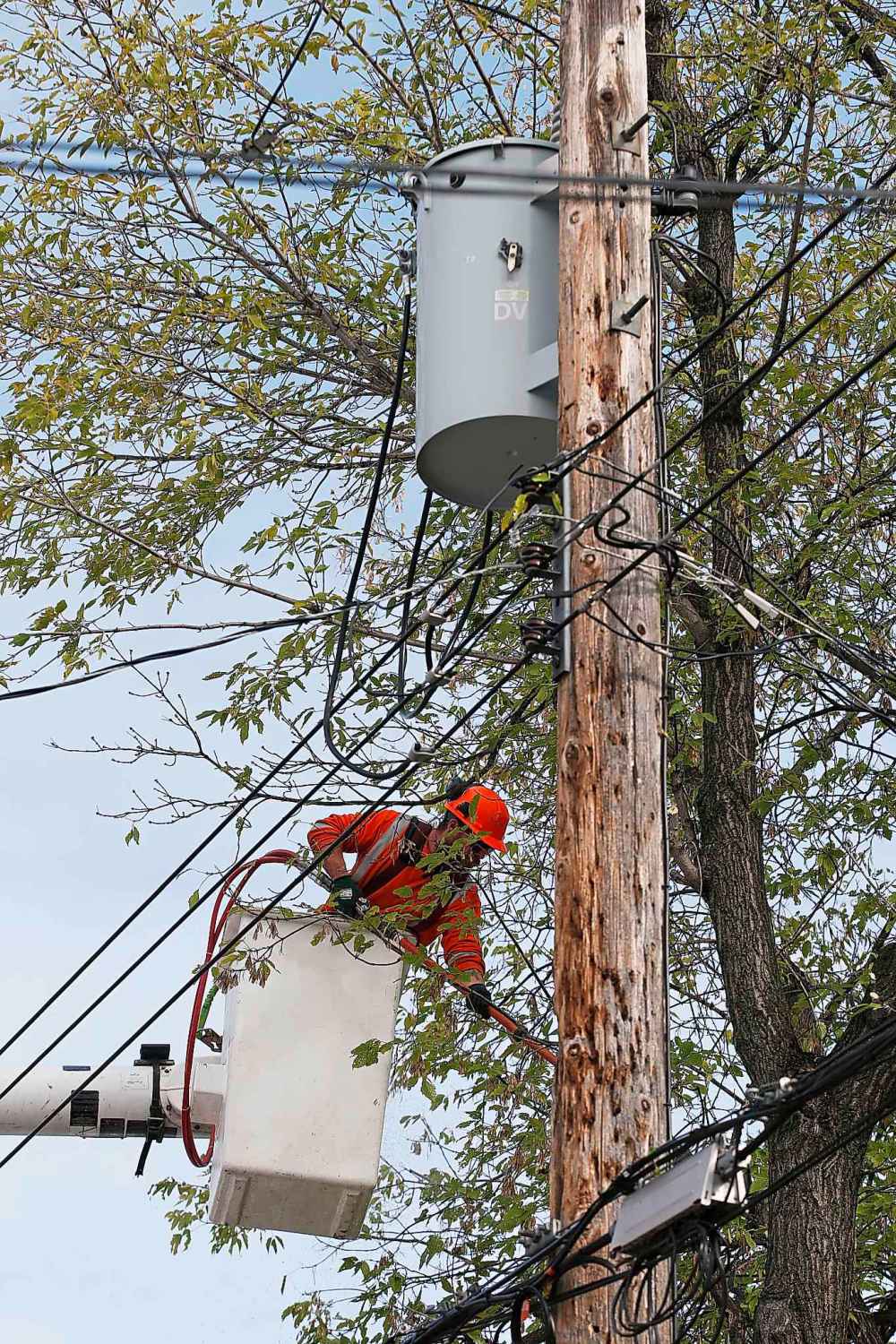 A crew continues working on getting power back on in Winnipeg Monday after a snowstorm Thursday and Friday. (John Woods / Winnipeg Free Press)
Reporter: Ben